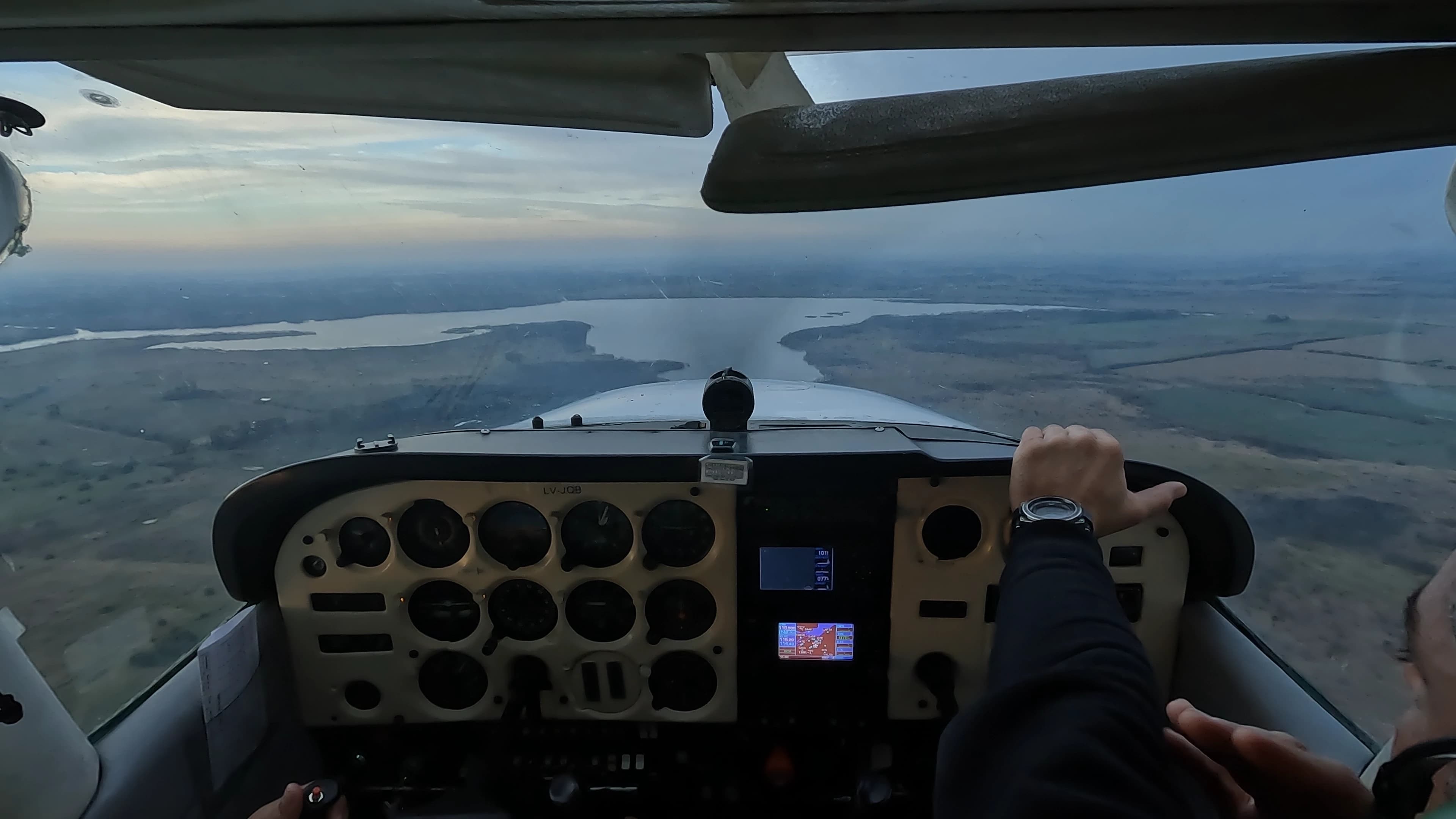 Cabina de la avioneta en vuelo sobre el río