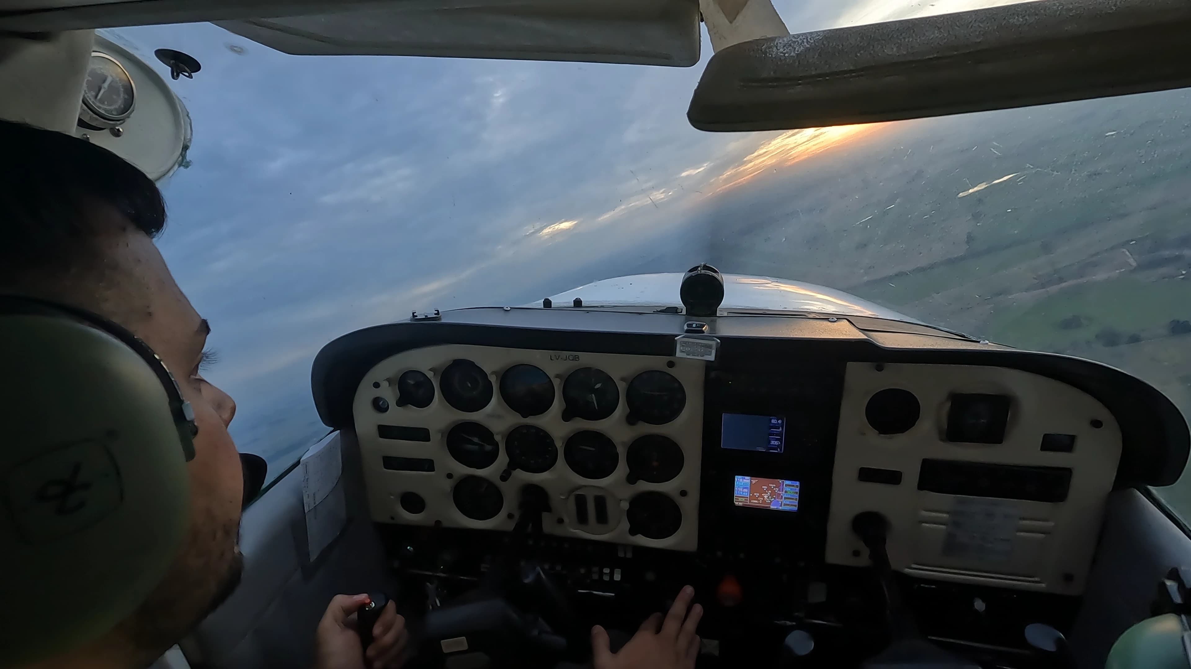 Piloto a los comandos con el sol entre las nubes