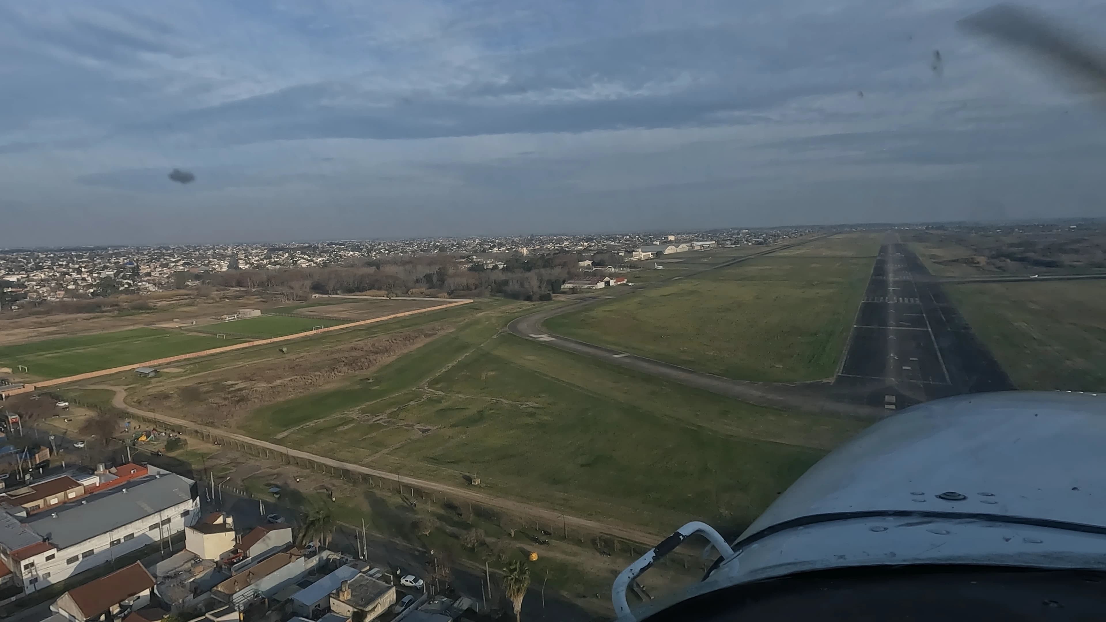 Aproximación a la pista del Aeropuerto de Morón