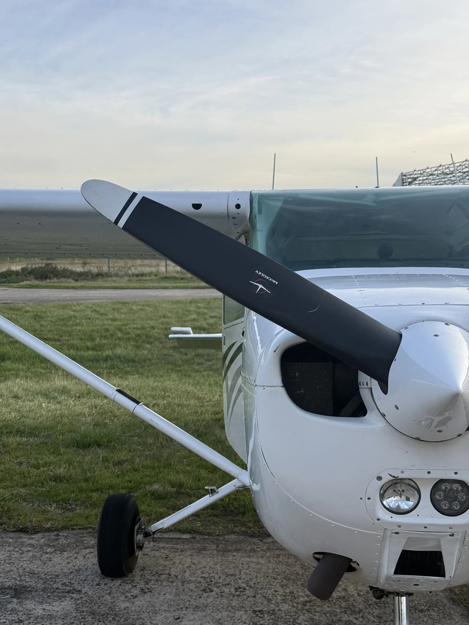 Hélice y trompa de la avioneta en plataforma