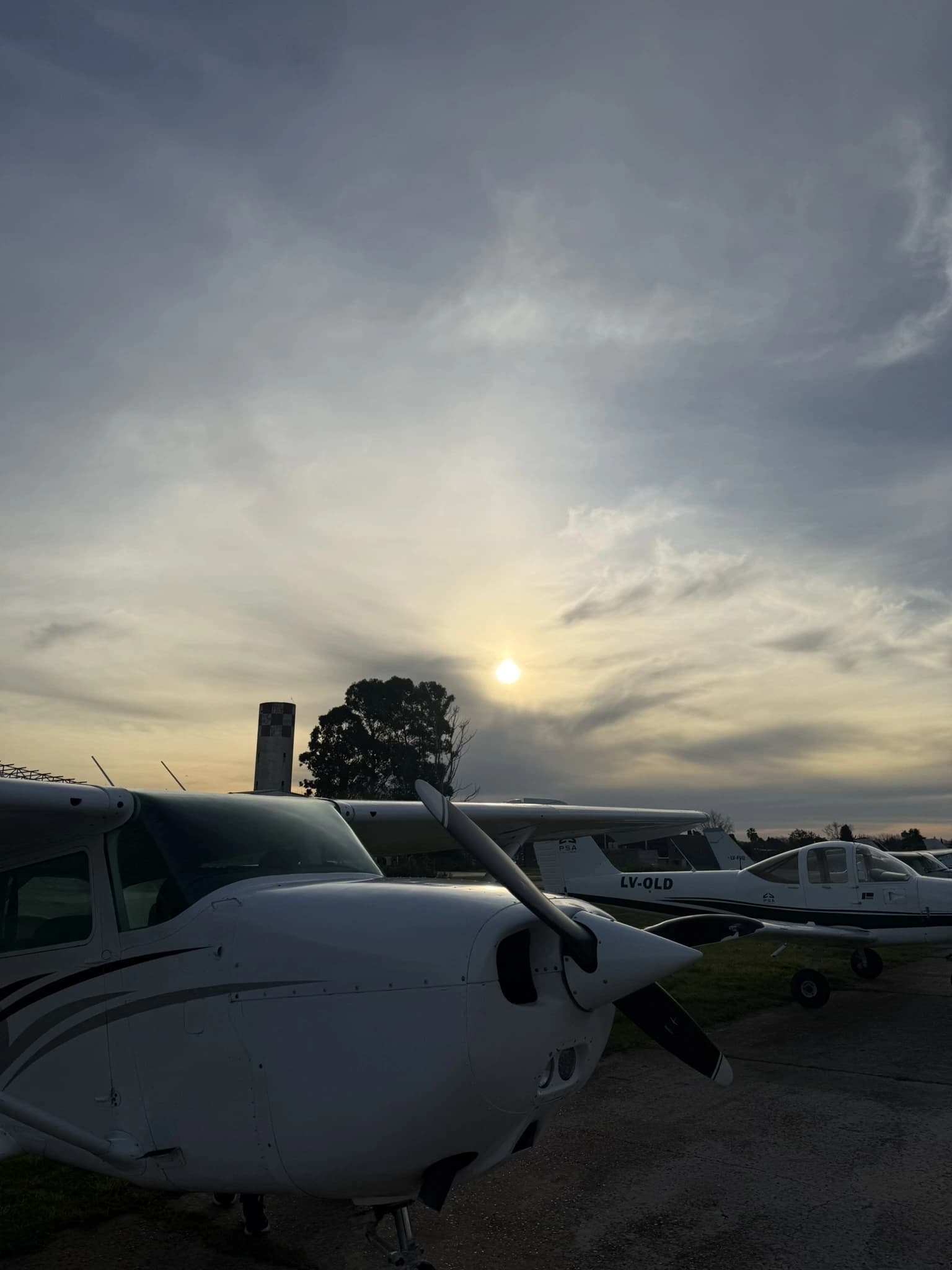 Avionetas en plataforma al atardecer