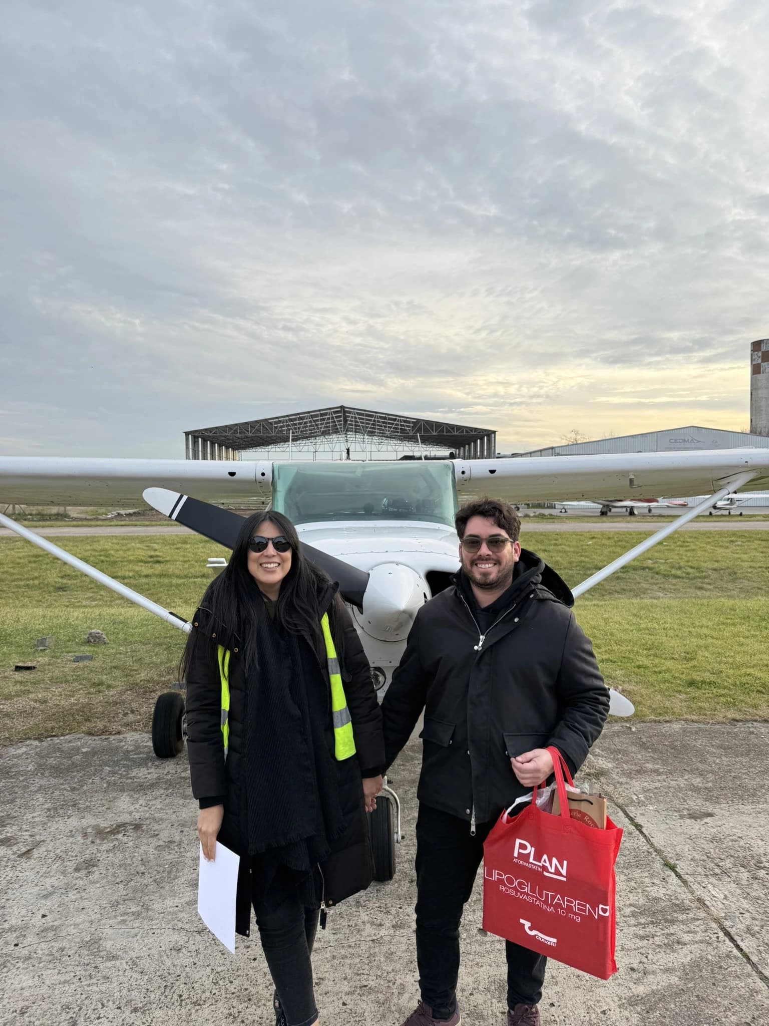 Pareja de pasajeros frente a la avioneta