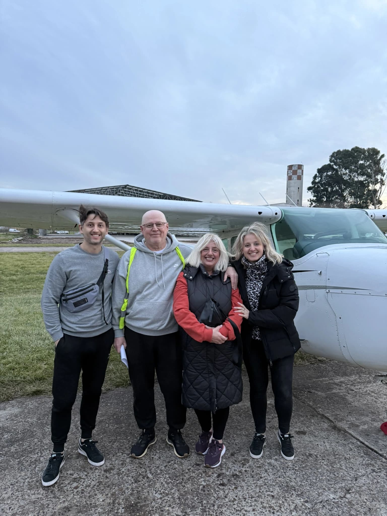Grupo de pasajeros junto a la avioneta antes del vuelo